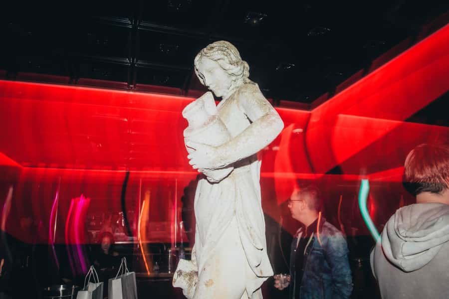 Seoul: Premium Pub Crawl with Open Bottles - What the hosts add to the night