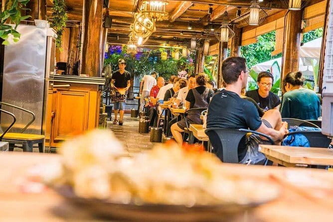 Shanghai bar hopping tour in the former french concession - Why a small group helps