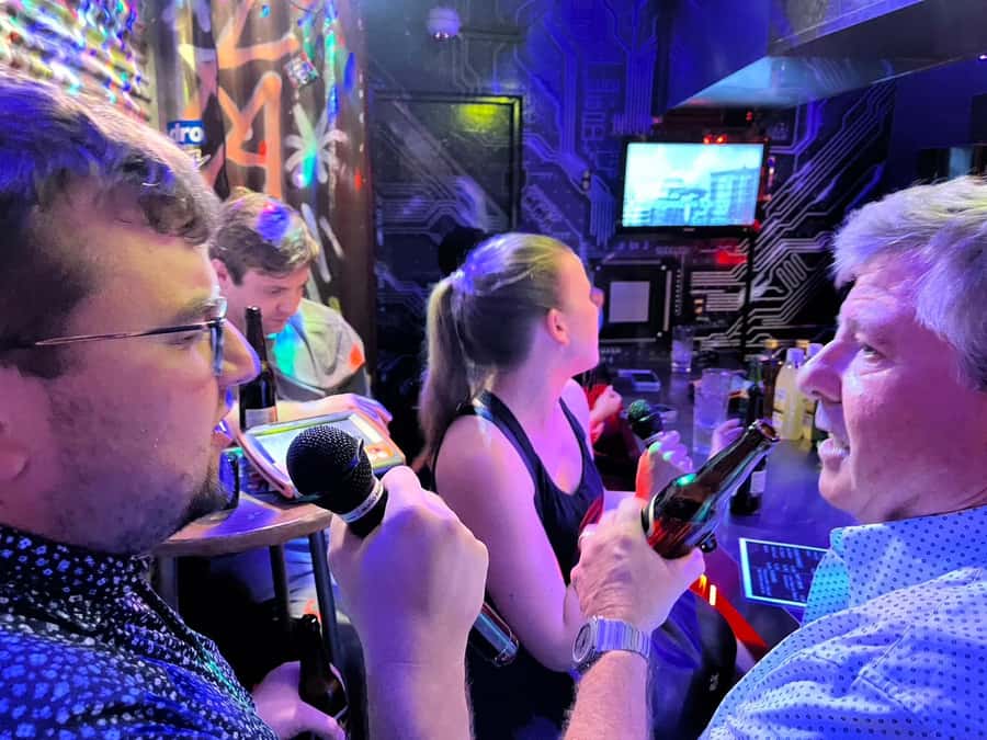 Shinjuku: bar hopping night tour at Japanese Izakaya - Golden Gai and its tiny drinking rooms