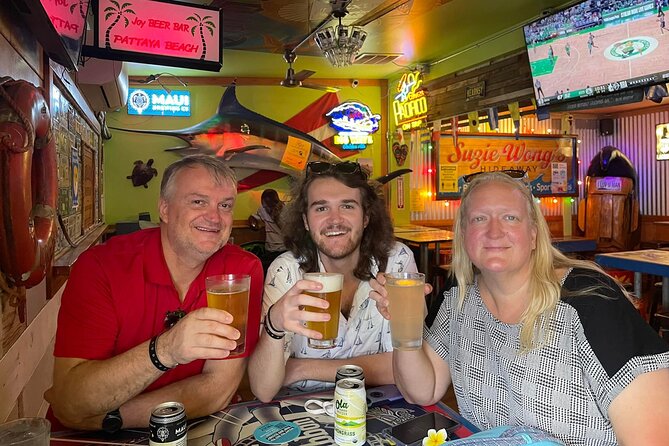 Sips & Secrets of Hawaii Pub Crawl - Stop one: finding the bar you might miss