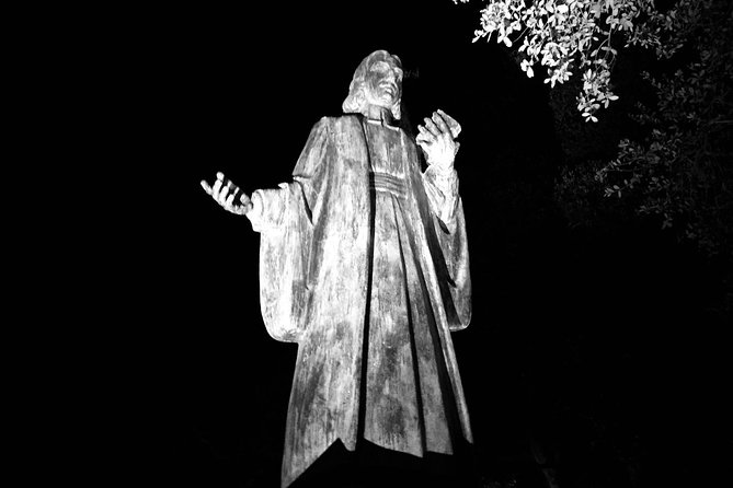 Spanish Moss Haunted Savannah Pub Crawl - Reynolds Square and the Old Pink House