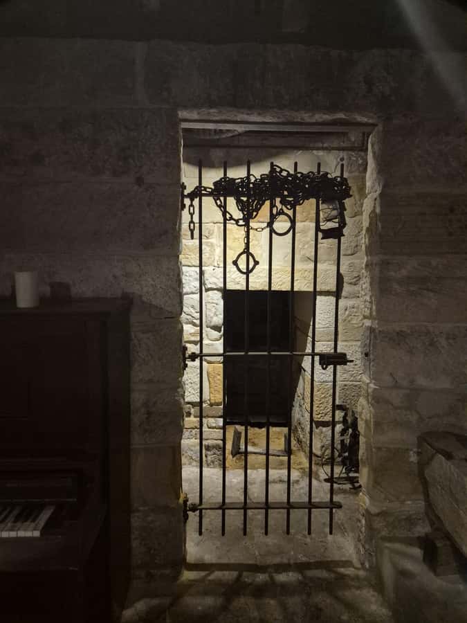 SYDNEY : Ghosts, Grog & The Rocks: Haunted Pubs &Cellar Tour - Meeting the guide outside The Russell Hotel