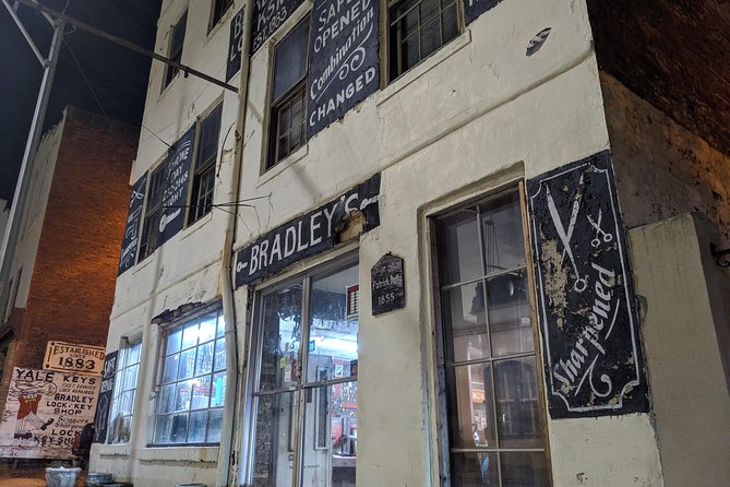 True Crime Pub Crawl - the Original Savannah Murder Tour - A murder tour with a cocktail in hand
