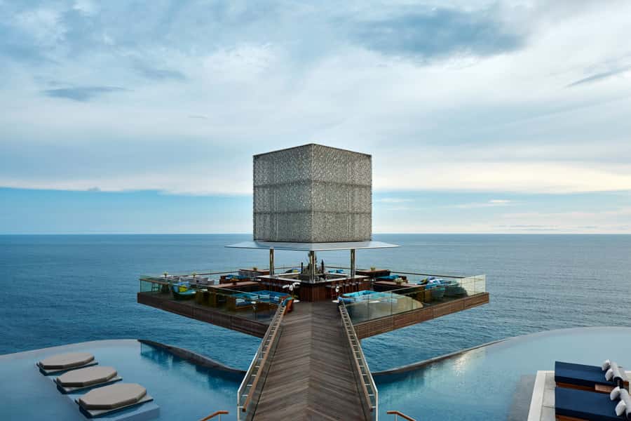 Uluwatu: Beach Club and Cliffside Private Bar Hopping Tour - What the private guide adds