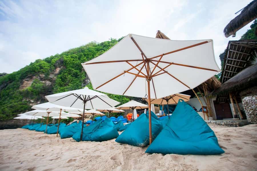 Uluwatu: Beach Club and Cliffside Private Bar Hopping Tour - Savaya Bali and its limestone cliff setting
