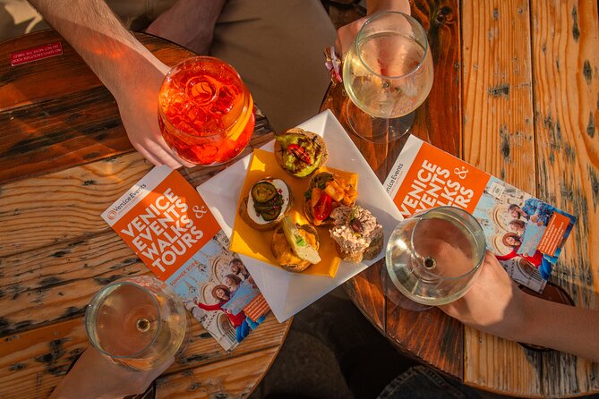Venice: Venetian Style Carnival Pub Crawl - The Carnival atmosphere and the group size