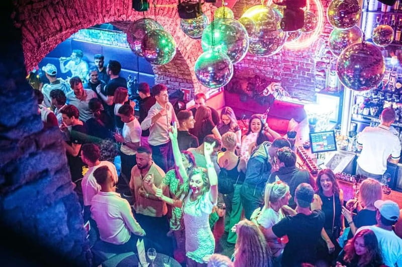 Vienna: Guided Pub Crawl with Club Entry - Key points to know before booking