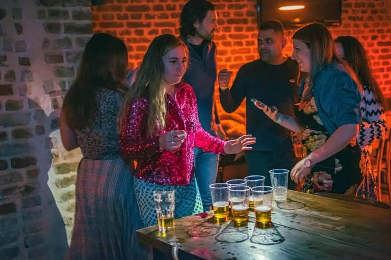 Vienna: Guided Pub Crawl with Club Entry - Magazine Bar or Stehachterl for a more varied middle stop