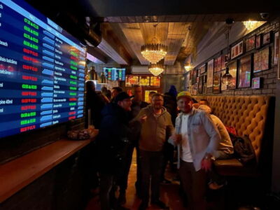 Vilnius: Pub Crawl with Welcome Drink and Traditional Snacks