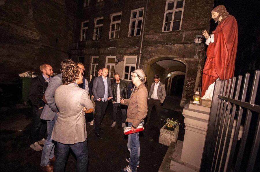 Warsaw: Evening History and Pubs Tour by Retro Minibus - A night tour built around Warsaw’s difficult past