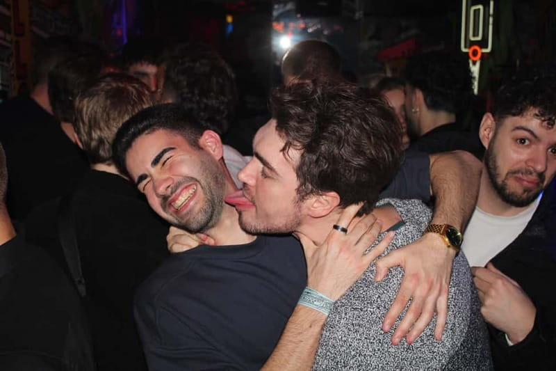 Wild Night Pub Crawl: Free Shots, Games & VIP Club Entry! - Who will enjoy this Madrid night out