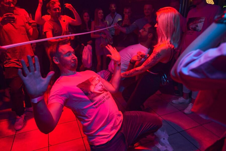 Wroclaw Pub Crawl with Free Drinks - Timing, clothing, and practical details