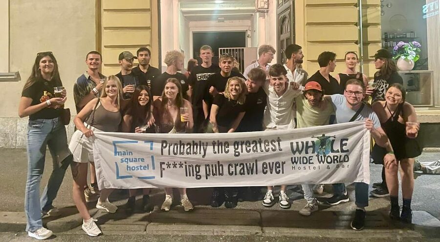 Zagreb: Pub Crawl, 1-Hour of Unlimited Drinks, & Club Entry - Finishing at a club with VIP entry